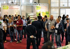 Affluenza di visitatori e operatori in fiera.