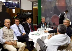 Un tavolo di volti sorridenti presso lo stand Apofruit. Si riconoscono: il giornalista Lorenzo Frassoldati, Renzo Piraccini, Mario Tamanti, l'assessore Tiberio Rabboni e, di spalle, Guido Tampieri.