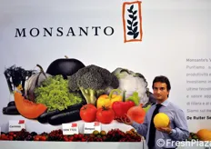 Francesco Boccia, Marketing Manager di Monsanto Agricoltura Italia, Vegetable Seeds Division, mostra alcuni prodotti della compagnia.
