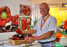 Gaetano Barbieri, product specialist per la linea dei prodotti peperone Nunhems per l'area EUMEA, con il Balzac.