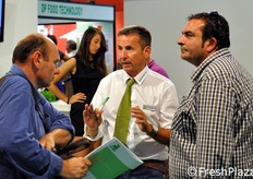 Paride Zamagna di Rijk Zwaan (al centro), a colloquio con alcuni clienti.