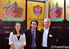 "Rossella Gigli insieme al vicesindaco del Comune di Rutigliano, Pasquale Redavid e al presidente del Comitato civico "Sagra dell'Uva di Rutigliano", Franco Lozupone."