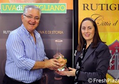 Rossella Gigli riceve dalle mani di Franco Lozupone un tipico fischietto di Rutigliano, raffigurante il personaggio simbolo della Sagra dell'Uva.