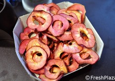 Una curiosita' in degustazione presso lo stand Kanzi: una mela disidratata, a polpa rossa.
