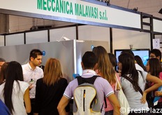 "Diplomati dell'ITC "E. Montale" di Rutigliano presso lo stand della Meccanica Malavasi, che ha presentato quest'anno l'innovativa tecnica di marchiatura laser non invasiva della frutta: FruiTatoo."