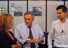 "La professoressa Mary Troiano, coordinatrice del programma di Alternanza Scuola Lavoro presso l'ITC "E. Montale" di Rutigliano ascolta le spiegazioni tecniche fornite da Roberto ed Enrico Malavasi."