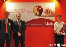 Foto di gruppo. Il secondo da sinistra e' Dario Mauro Lezziero (sales and marketing manager), mentre la prima a destra e' Silvia Gile' (dipartimento vendite e marketing).