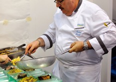 Chef al lavoro presso lo stand Orogel.