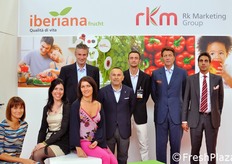 Foto di gruppo presso lo stand di RKM-Iberiana. Da sinistra: Alina Usik, Federica Risso, Yuliya Chyndyaykina, Nicolas Groot, Carlo Lingua, Andrea Daziano, Paolo Carissimo e Giacomo Nocentino.