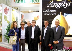 Foto di gruppo presso lo stand Spreafico. Il secondo da destra e' Simone Spreafico, mentre il terzo da destra e' Claudio Scandella.