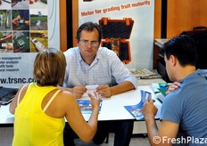 Enrico Turoni di TR Turoni a colloquio con alcuni clienti.