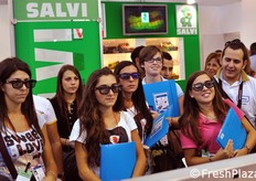 ... i ragazzi apprezzano la proiezione di un filmato in 3D presso lo stand Unitec.