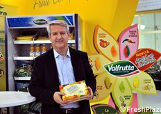 "Stefano Soli, direttore commerciale di Valfrutta Fresco, presenta gli "Amici per la Buccia", un colorato e pratico set di utensili studiati per semplificare la sbucciatura o il consumo di frutta e agrumi."
