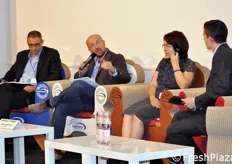 Il panel di discussione sul mercato della mela. Da sinistra a destra: Federico Barbi (Melinda), Mauro Bruni (MelaPiu'), Huliyeti Hasimu (Cina) e il moderatore Mike Knowles.