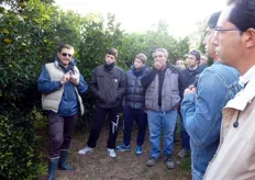 "Vito Vitelli (in foto primo a sinistra), direttore tecnico del CO.VI.L. (Consorzio Vivaisti Lucani), illustra le caratteristiche della varietà di clementine "Caffin"."
