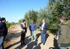 "In agro di Massafra (TA), presso l’azienda agrumicola "Quero Patrizia", rappresentata dal Sig. Antonio Maraglino (secondo a destra nella foto), e' stato affrontato il tema della scelta dei portinnesti e della tecnica di coltivazione su "baula"."