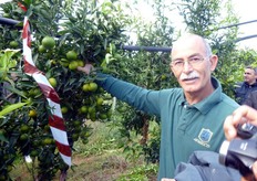 "Il Sig. Franco Passeri (in foto) mostrando i frutti di clementine "Spinoso VCR", afferma che quest'anno, rispetto allo scorso anno, la maturazione e' in ritardo di almeno due settimane per effetto delle diverse condizioni climatiche."