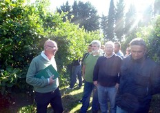 "Momento della visita presso il Centro Sperimentale Dimostrativo dell'A.R.S.S.A. di Mirto Crosia (CS), diretto dal Dott. Antonio Di Leo (in foto secondo da destra). Presente anche il Dott. Santo Recupero (in foto primo da sinistra), ricercatore del CRA-ACM di Acireale (CT). Recupero e i ricercatori Dott. Giuseppe Reforgiato e Dott. Giuseppe Russo sono i costitutori del limone ibrido "Lemox"."