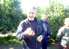 "Il Sig. Latorrata (in foto), agrumicoltore di Palagiano (TA), in occasione della visita ha definito, con una battuta ironica, il "Lemox" una varieta' di limone a duplice attitudine, per produzione di frutti e di "stuzzicadenti"."