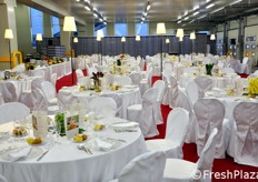 I tavoli per la Cena di Gala sono stati allestiti nella zona di scarico e carico. Sullo sfondo si vedono infatti le rampe.