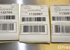 Dettaglio delle etichette con i codici a barre che accompagnano il prodotto in tutto il suo percorso dal magazzino al cliente finale.