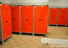 Anche l'area destinata ai dipendenti e' accuratamente progettata. In foto, gli spogliatoi, con armadietti per ogni singolo addetto. In Villafrut il numero di collaboratori ammonta a 70 persone, di cui 20 sono impiegati, 10 negli uffici di logistica e 40 nel magazzino.