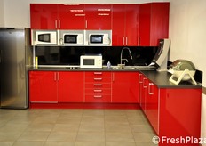 L'area mensa per i dipendenti e' attrezzata con questa cucina nuova di zecca.