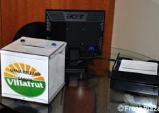 L'applicazione dello standard SA8000 per la tutela dei lavoratori prevede una postazione pc attraverso la quale accedere alla normativa del lavoro e al modello di contratto in vigore, nonche' di un'urna nella quale depositare eventuali reclami.