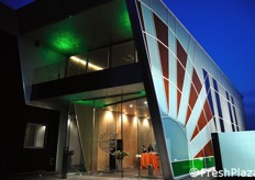 Una vista esterna dell'ingresso allo stabilimento. La decorazione sulla parete richiama la grafica del logo Villafrut.