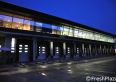 Vista esterna del piazzale per la movimentazione delle merci. Al piano inferiore, le rampe di carico/scarico; al piano superiore, gli uffici.