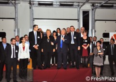 La Direzione da' un ufficiale benvenuto agli ospiti.