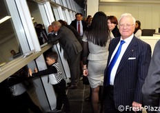 La serata si è completata con una piccola sorpresa da parte di Villafrut. In primo piano, il proprietario Renato Iseppi.