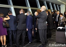 Cosa accadra'? Tutti si assiepano davanti alle ampie vetrate.