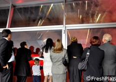 Grandi e piccini ammirano rapiti.