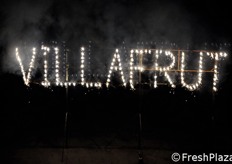 Gli ultimi fuochi formano delle scritte.