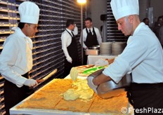 Arriva anche il momento della torta! Un immenso millefoglie preparato sul momento.