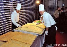 Gli chef stendono la crema.