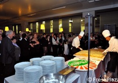 Gli ospiti ammirano la preparazione.