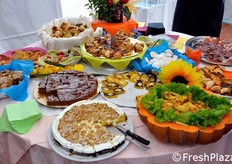 I tavoli del rinfresco offerto ai presenti.