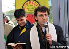 Il momento della benedizione da parte del parroco.