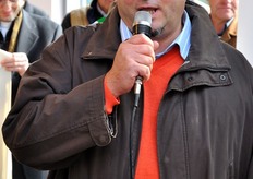 "La parola passa a Giacomo Scaroni, Presidente di O.P.O. Bellaguarda. "Questo negozio - dice Giacomo - rappresenta un nuovo sbocco commerciale per i prodotti dei nostri soci e anche per altre aziende che producono specialita' alimentari spesso introvabili nei supermercati"."