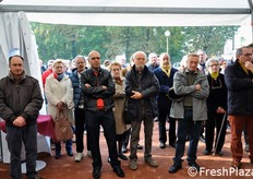 Gli ospiti sono nel frattempo cresciuti di numero...