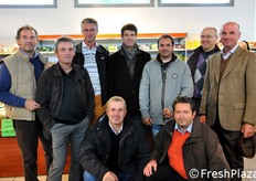 Foto di gruppo del consiglio direttivo. Da sinistra a destra, in piedi: Renzo Roppia, Pierluigi Sogliani, Giovanni Sanfelice, Paolo Zardi, Ivan Pasetti, Tiziano Caprioli, Elio Orlandelli. In prima fila, accosciati: il vicepresidente Giordano Torti e il Presidente Giacomo Scaroni.