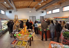 Attualmente, lo spaccio di O.P.O. Bellaguarda puo' contare su oltre 50 fornitori, costituiti tanto da soci dell'organizzazione, quanto da altre cooperative locali e da piccoli produttori.