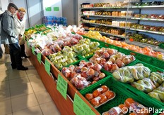 Per quanto riguarda i prodotti ortofrutticoli in vendita, si e' optato per frutta e verdura confezionata, invece che sfusa, sia per una maggiore igiene, sia per proporre al pubblico ortofrutta gia' suddivisa in porzioni di facile asporto.