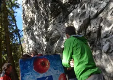 "KIKU® ha presentato per 10 giorni la mela fresca KIKU®, e il succo KIKU® presso il suo Trendybar, in occasione dell'IMS®2011 (12.000 visitatori) e dei Campionati del Mondo di Slackline (2.700 visitatori) a Bressanone (Sud Tirolo). I partecipanti alle escursioni con i famosi alpinisti hanno ricevuto una mela KIKU® nella pratica "click box". Non andare mai in montagna senza una mela KIKU!"