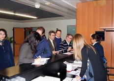 "L'impronta digitale degli alimenti per lo sviluppo delle imprese agroalimentari": questo l’argomento del convegno tenutosi venerdì 11 novembre 2011 presso il Politecnico di Bari, dove un gruppo di ricercatori del Dipartimento di Ingegneria delle acque e di chimica, coordinato dal dott. Vito Gallo, hanno presentato l'impiego di una nuova tecnica di analisi per la valutazione della conservabilita' dell'uva da tavola. Nella foto: la registrazione dei partecipanti all'evento."