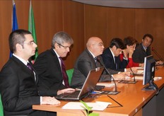 Il banco dei relatori: V. Gallo (Responsabile Tecnico Innovative Solutions Srl), A. Ambrosi (Pres. CCIAA), N. Costantini (Rettore del Politecnico di Bari), D. Stefano (Assessore alle Risorse Agroalimentari Regione Puglia), G. Trisorio Liuzzi (Presidente dell'ARTI Puglia), P. Mastrorilli (Direttore DIAC Bari).