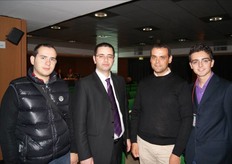 "Il primo sulla destra e' Domenico Didonna dello staff "Table Grapes Specialist", percorso di formazione in stage post-diploma organizzato dall'ITC "Montale" di Rutigliano, in provincia di Bari."