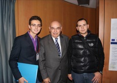 "Al centro, Nicola Costantino (Magnifico Rettore del Politecnico di Bari), insieme agli stagisti del "Table Grape Specialist"."